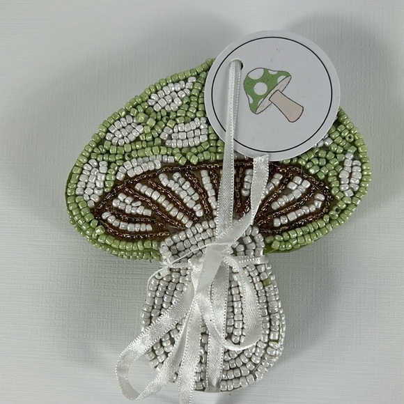 Mushroom Beaded Drink Coasters - Green White & Gold - Set of 4 NEW - Picture 1 of 4